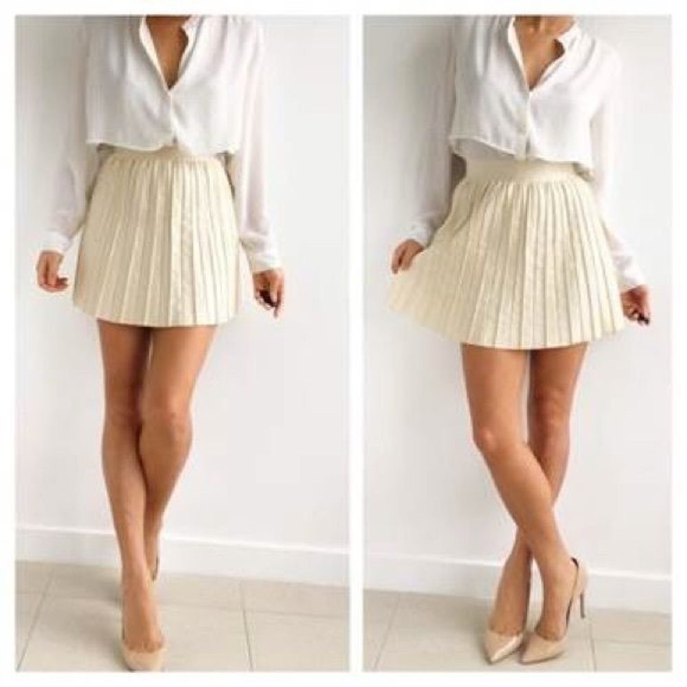 Hinge faux leather pleated mini skirt.